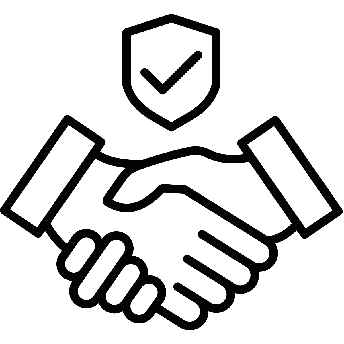 Zwei sich zustimmend schüttelnde Hände unter einem Schild mit einem Häkchen, das Vertrauen, Partnerschaft oder Sicherheit symbolisiert.