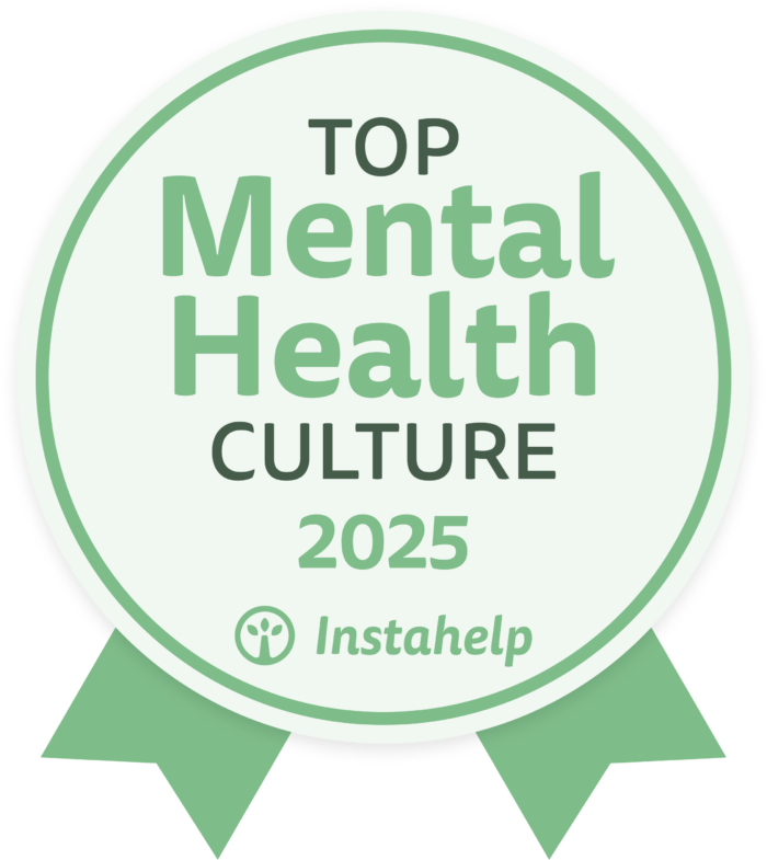 Ein grün-weißes Abzeichen mit der Aufschrift Top Mental Health Culture 2025 Instrahelp und zwei Bändern am unteren Rand.