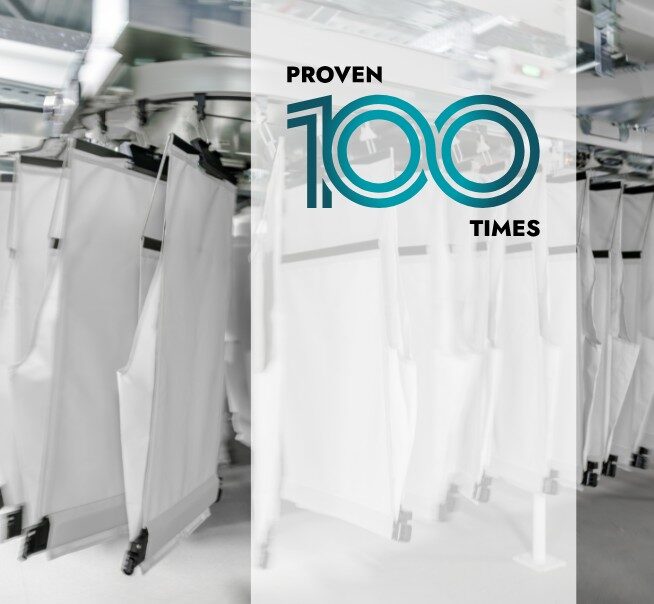 Weiße Säcke, die in einer Reihe an Metallschienen hängen, mit dem Schriftzug „PROVEN 100 TIMES“ in fetter blauer und schwarzer Schrift, der auf der rechten Seite des Bildes auf der LogiMAT eingeblendet ist.