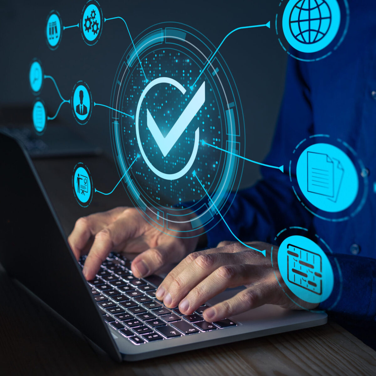 Eine Person tippt auf einem Laptop mit digitalen Symbolen und einem großen Häkchen, das abgeschlossene Aufgaben, die Überprüfung durch das Servicemanagement und digitale Verbindungen durch Symbole für Dokumente, Diagramme, Personen und das globale Netzwerk symbolisiert.