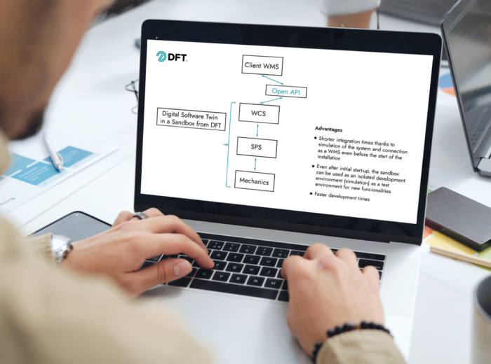 Eine Person tippt auf einem Laptop, der ein DPT-Flussdiagramm über ein digitales Zwillingssoftwaresystem zeigt, mit Komponenten, die mit WCS, SPS und Mechanik bezeichnet sind, und einer Liste von Vorteilen auf der rechten Seite.